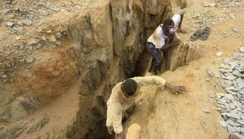 البحث عن ناجين داخل منجم الذهب المنهار في السودان