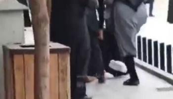 السيدة تدهس عمامة رجل الدين