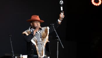 أحد أفراد فرقة موسيقية من بوتسوانا