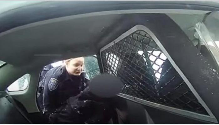 لقطة من الفيديو الذي أثار الغضب ضد الشرطة الأمريكية