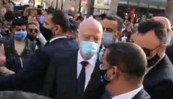 قيس سعيد يتجول وسط أنصاره بقلب العاصمة