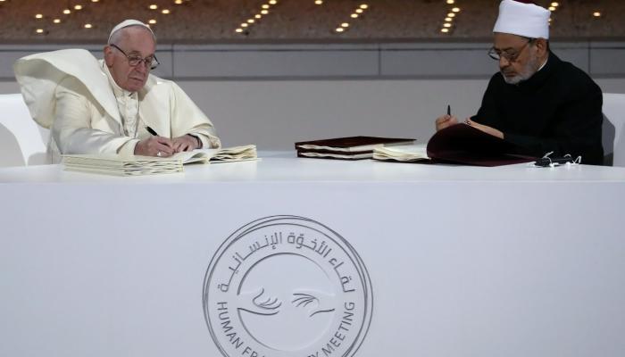 شيخ الأزهر والبابا فرنسيس خلال توقيع وثيقة الأخوة الإنسانية في أبوظبي