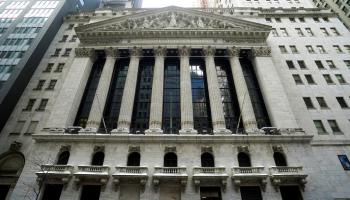 الواجهة الأمامية لبورصة نيويورك - رويترز