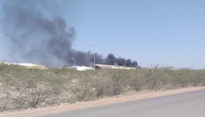 قصف حوثي يحرق مصنعا في الساحل الغربي لليمن
