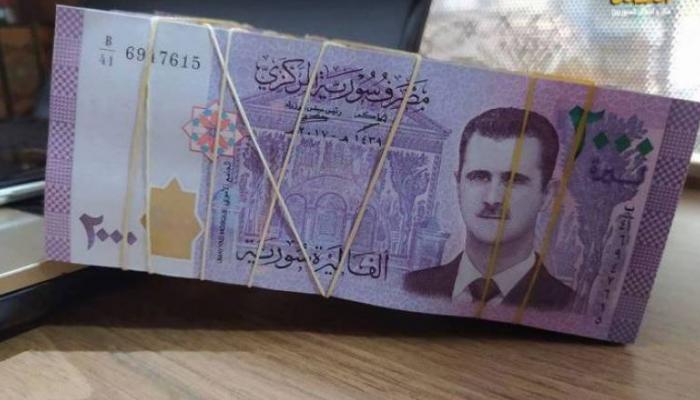 الليرة السورية تتراجع أمام الدولار 