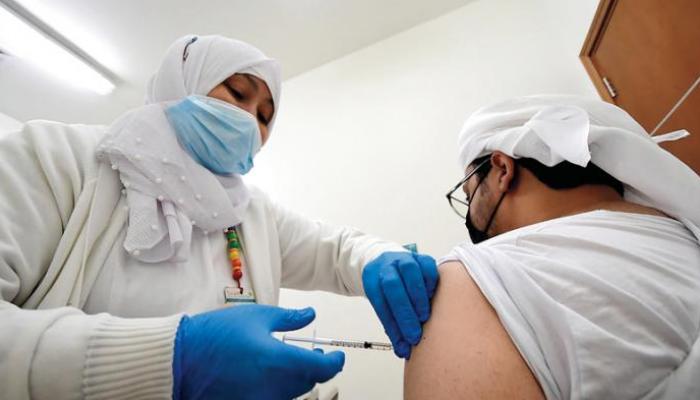 رجل يتلقى لقاح كورونا في الإمارات