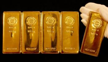  سبائك الذهب معروضة بمتجر جينزا تاناكا في طوكيو - رويترز 