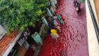 بالصور.. فيضان بـ"لون الدم" يغرق قرية إندونيسية