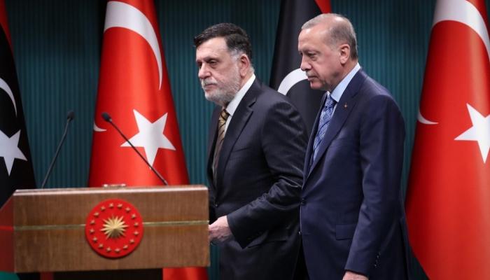 الرئيس التركي أردوغان وإلى جواره رئيس المجلس الرئاسي السراج. (أرشيفية)