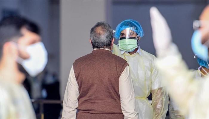 طبيب يفحص أحد المواطنين بمستشفى في ليبيا