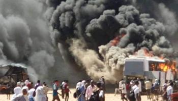 المتظاهرون أضرموا النيران في مركبة للنقل العام