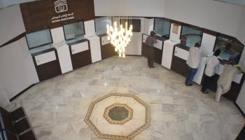 متعاملون داخل  البنك الأهلي السوداني- أرشيف