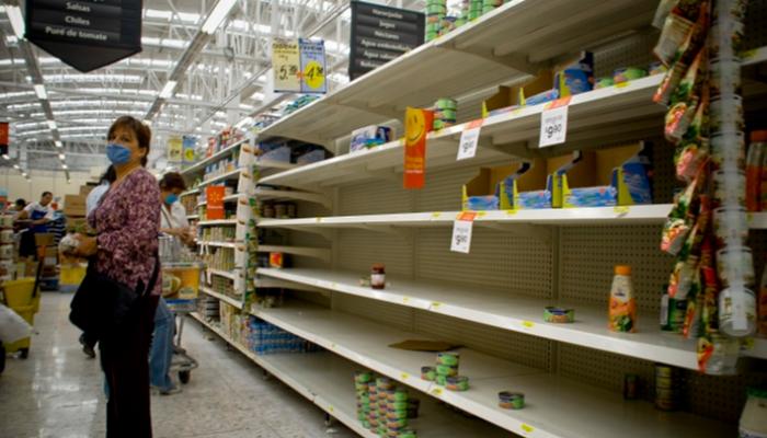 أرفف خاوية من بعض السلع في متجر بالعاصمة الفنزويلية - أرشيفية