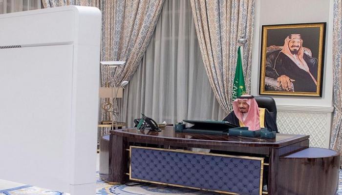 العاهل السعودي خلال ترؤسه اجتماع مجلس الوزراء