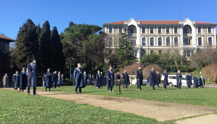 وقفة الأكاديميين داخل جامعة البوسفور