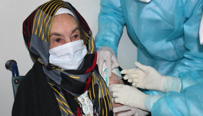 مغربية تتلقى جرعتها الأولى من لقاح كورونا