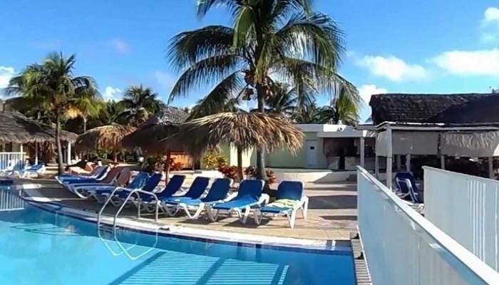 حوض سباحة في أحد فنادق كوبا