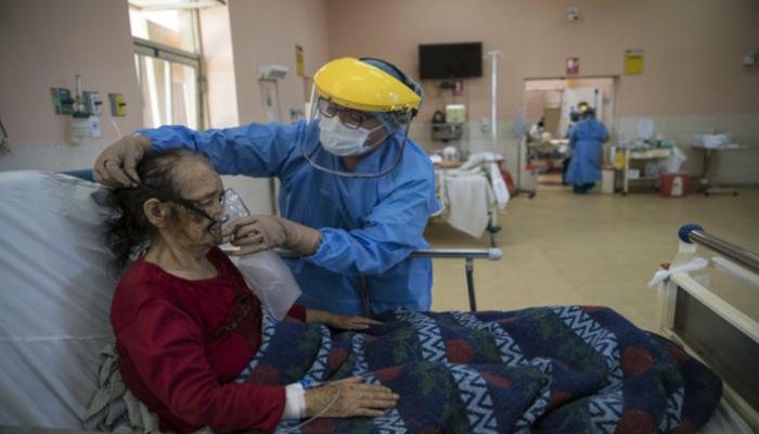 مسنة مصابة بكورونا تتلقى العلاج في مستشفى بالبيرو