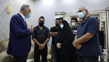 الكاظمي خلال حديث مع عائلة ريهام يعقوب في البصرة