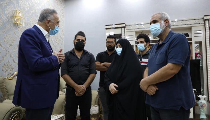 الكاظمي خلال حديث مع عائلة ريهام يعقوب في البصرة