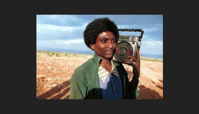 إثيوبي يحمل جهاز الراديو في مشهد معتاد  