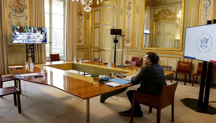 الرئيس الفرنسي إيمانويل ماكرون يشارك بالقمة عبر تقنية الفيديو