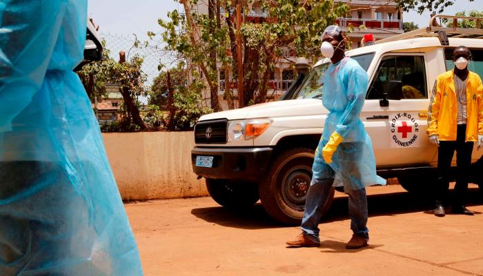 فريق طبي يرتدي زيا واقيا من عدوى إيبولا في أفريقيا