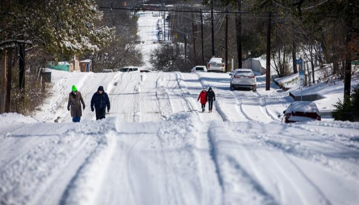 الثلوج تغطي أحد الشوارع في الولايات المتحدة