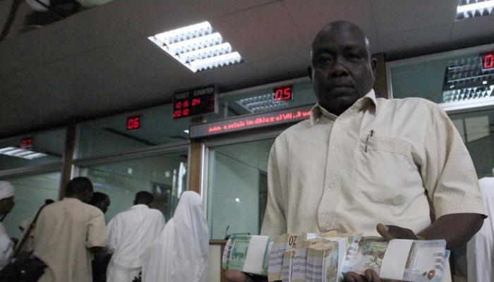 متعاملون في أحد البنوك السودانية