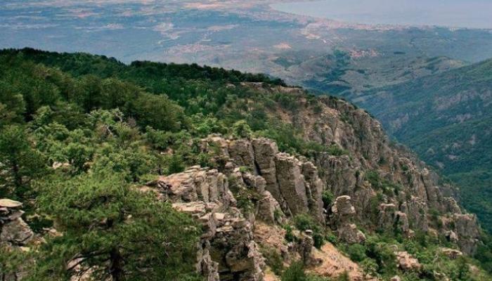 زوج يلقي بزوجته من أعلى جبل بعد اصطحابها لالتقاط سيلفي- أرشيفية