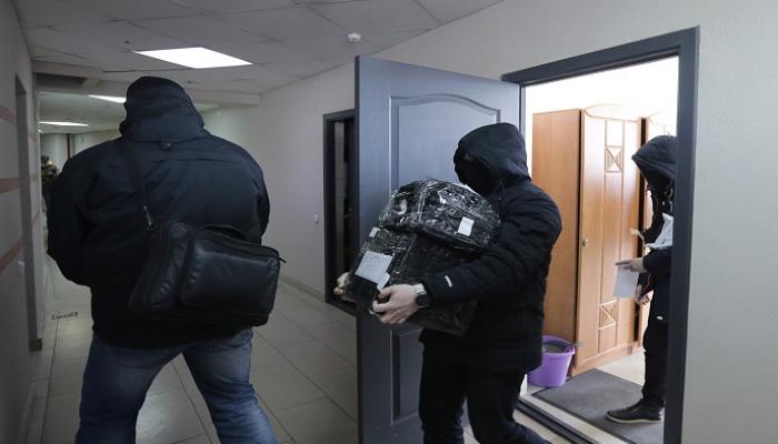 عناصر الأمن يغادرون مكتب رابطة الصحفيين البيلاروسية- رويترز