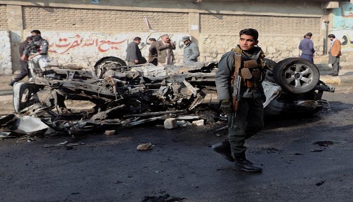 شرطي أفغاني يمشط محيط انفجار وسط كابول