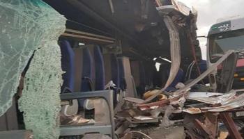 الحادث وقع نتيجة تصادم حافلة نقل ركاب صغيرة (ميني باص) بسيارة نقل 