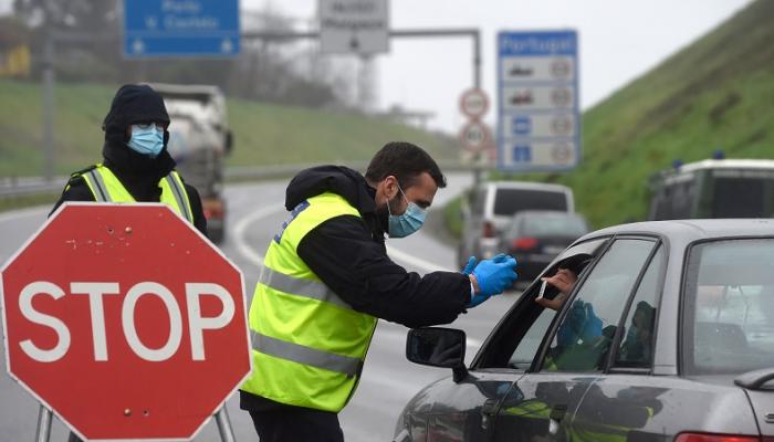 رجال مرور يرتدون كمامات للوقاية من فيروس كورونا في إسبانيا