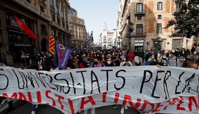 جانب من المظاهرات التي تشهدها إسبانيا رفضا لسجن مغني راب- رويترز