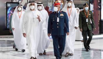 سيف بن زايد يزور معرض 