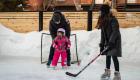 بالصور: حلبات التزلج في منازل كندا.. متنفس شعبي خلال جائحة كورونا