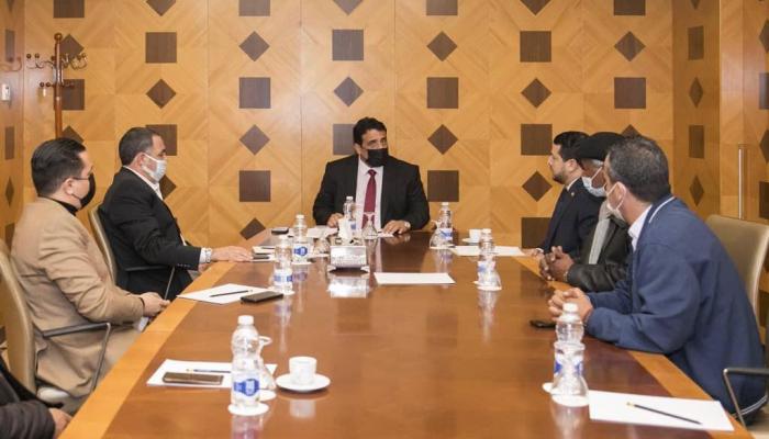 جانب من لقاء رئيس المجلس الرئاسي المنفي بجمعية الهلال الأحمر