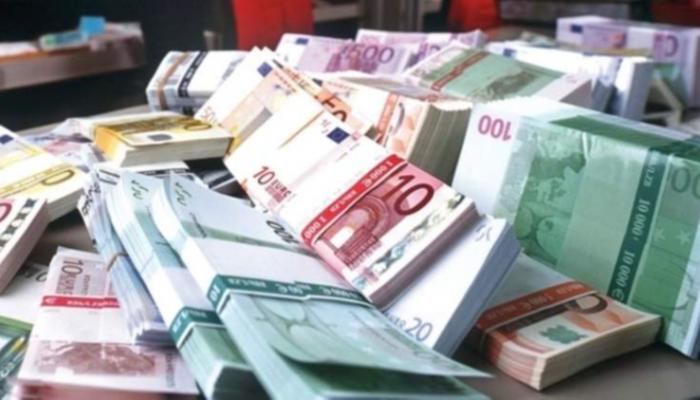 عملات أجنبية في أحد المصارف الليبية (أرشيفية)