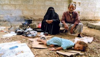 طفل يودع شقيقه الذي قتل بقذائف الحوثي في تعز