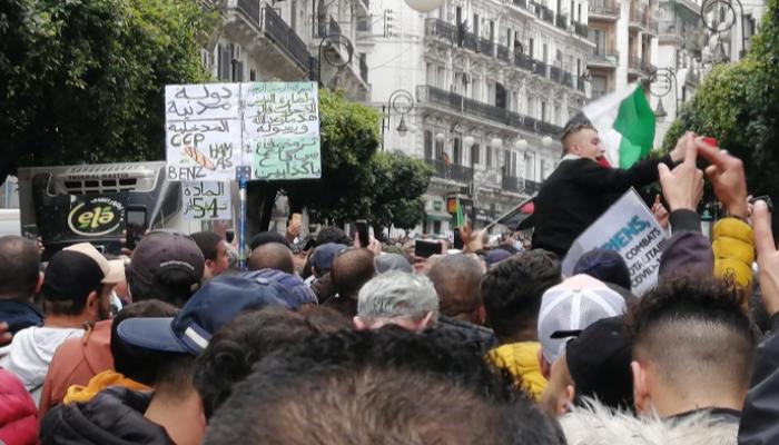 لافتة مناهضة لحركة مجتمع السلم الإخوانية بالجزائر