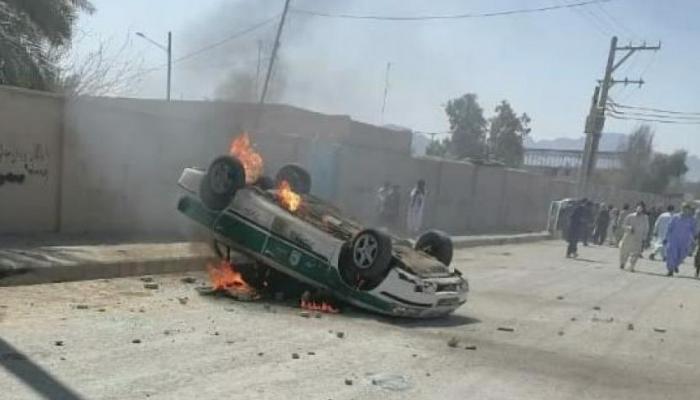 إحراق سيارة شرطة في مدينة سراوان الإيرانية
