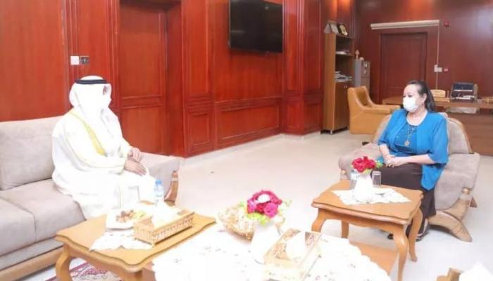 السفير الإماراتي لدى السودان حمد الجنيبي وعضو مجلس السيادة السوداني رجاء نيكولا