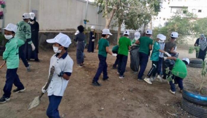 جانب من حملات نظافة طلابية في عدن