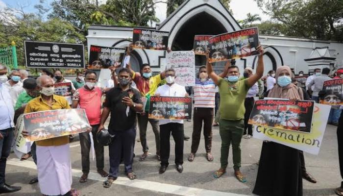 Les musulmans demandent la fin des crémations forcées au COVID-19