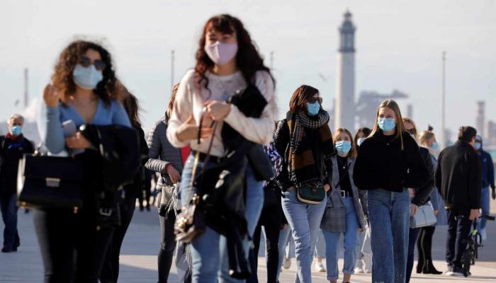 Macron réfléchit à la façon de vivre avec le Coronavirus