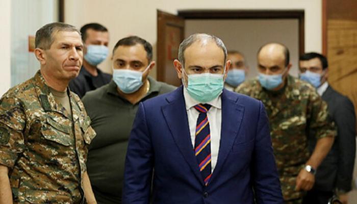  رئيس وزراء أرمينيا نيكول باشينيان وسط قادة عسكريين- أرشيفية