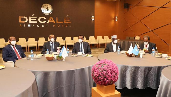 جانب من اجتماع رئيس الوزراء الصومالي مع المرشحين الرئاسيين