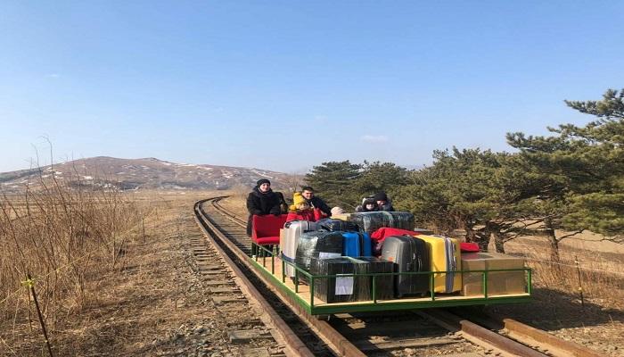 أسرة روسية في عربة شحن سكة حديد مدفوعة باليد لمغادرة كوريا الشمالية