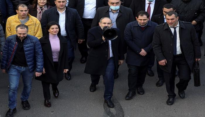 رئيس وزراء أرمينيا نيكول باشينيان بين أنصاره